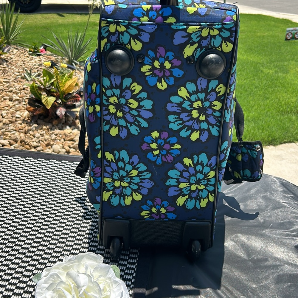 5 piece Vera Bradley travel set : Indigo Pop
Fall 2012 - Picture 10 of 14